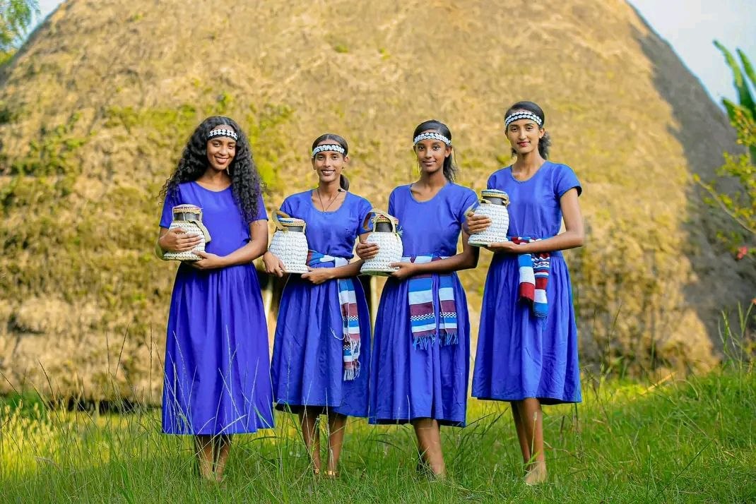 Home ይህ ደማቅ ትዕይንት የዓመታዊውን 'ሚስ ከምባታ' ባህላዊ ውድድር ሕያውና ጉልበት ያለው በግልጽ ያሳያል።